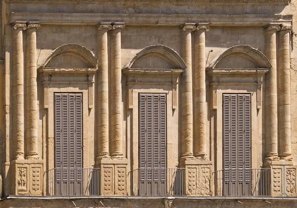 Klasycystyczna fasada budynku — Zdjęcie stockowe