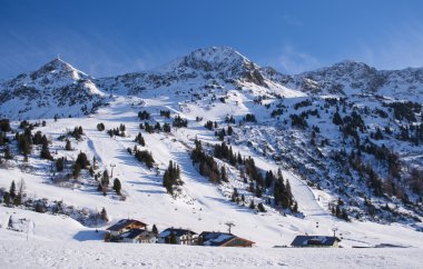 Kayak yamacı ve chalets turistik resort obertauern Avusturya Avusturya Alpleri dağ silsilesi içinde evlerde