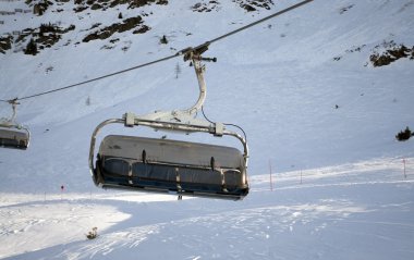 obertauern Avusturya Alpleri beldesinde aydınlık kış gününde teleferik