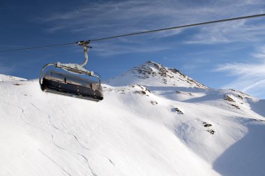 obertauern Avusturya Alpleri beldesinde aydınlık kış gününde teleferik