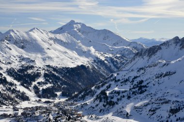 Obertauern Kayak Merkezi Avusturya Alpleri Salzburg'ta kara kışın vadiyi kapsayan kar ile
