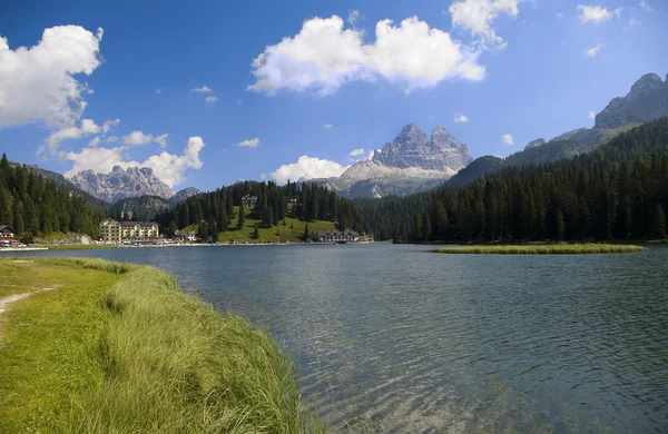 Horské jezero v italských Alpách — Stock fotografie