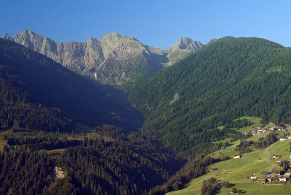 Aldeia do vale de Mountaiin nos Alpes Austríacos — Fotografia de Stock