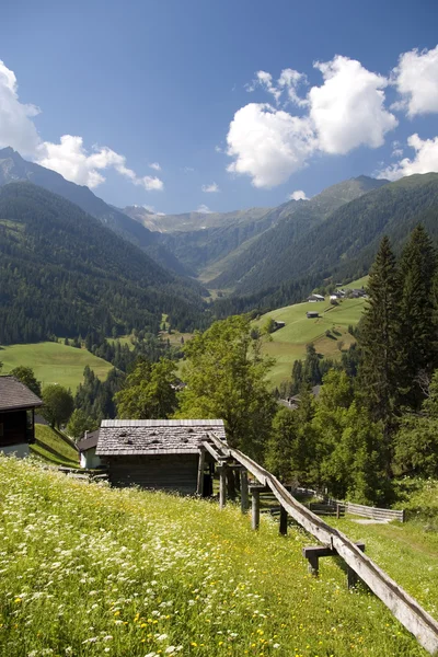 Mountaiin vallei dorp in het Oostenrijkse Alpen — Stockfoto