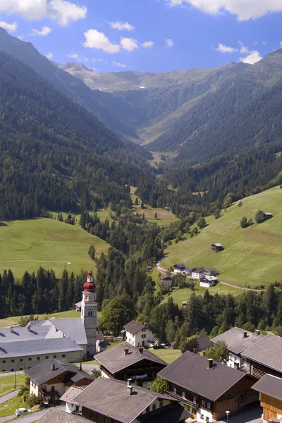 Valle del Mountaiin villaggio nelle Alpi austriache — Foto Stock