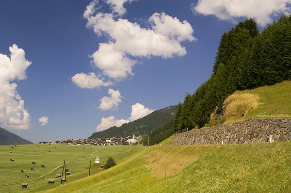 Mountaiin valley village Avusturya Alpleri'nde — Stok fotoğraf