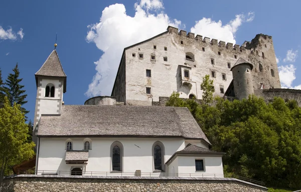 城堡和教堂在奥地利阿尔卑斯山 Panzendorf 蒂罗尔 Burg Heinfels — 图库照片