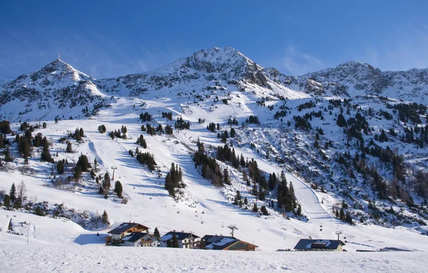 Skipiste Und Chalets Ferienort Obertauern Den Österreichischen Alpen — Stockfoto