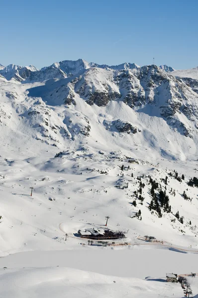 Declive de esqui em alpes austríacos — Fotografia de Stock