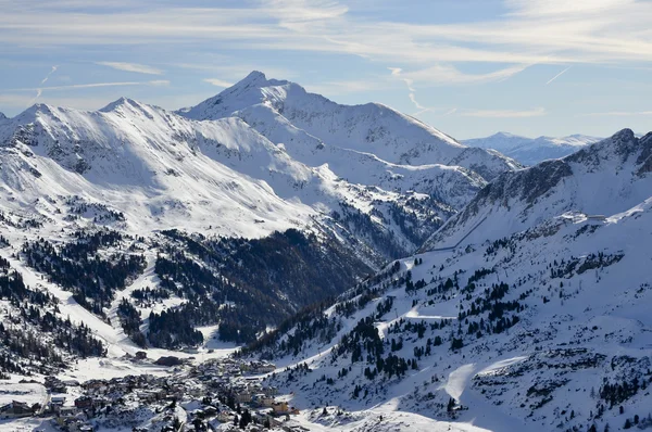 Obertauern 滑雪胜地在奥地利阿尔卑斯山萨尔茨堡土地在冬天积雪覆盖谷 — 图库照片