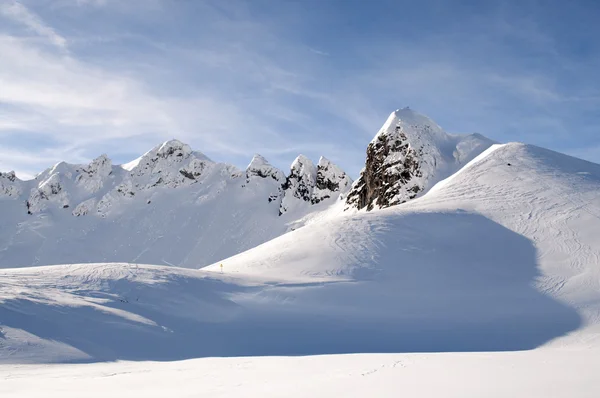 冬のリモート地域雪崩コースと人間の存在の兆候でオーストリア アルプスの高い山 — ストック写真