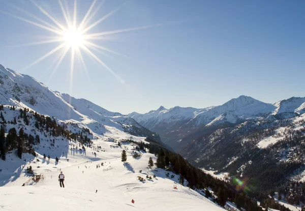 Pista de esquí en alpes austriacos Imágenes de stock libres de derechos
