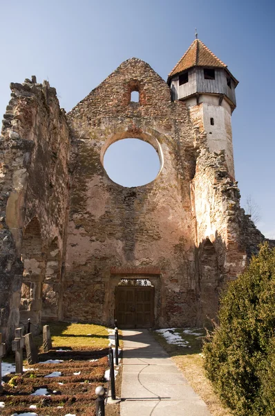 Wieża kościoła i ruiny — Zdjęcie stockowe