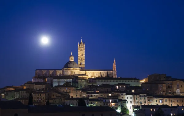 Siena paisagem urbana à noite e lua cheia — Fotografia de Stock
