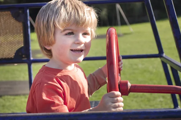 Schattige blonde kind spelen buiten in een speeltuin — Stockfoto