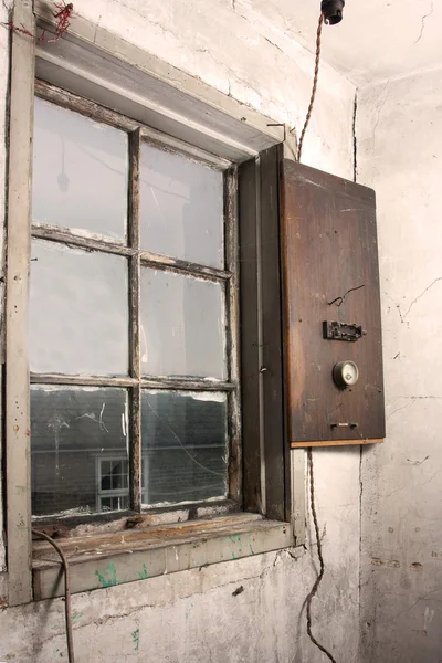 Старая стена и окно — стоковое фото