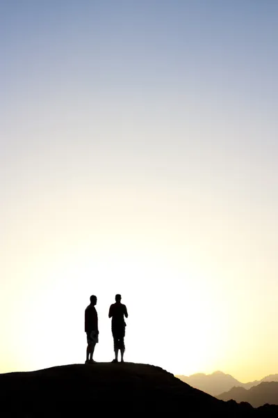 2 står på toppen av ett berg — Stockfoto