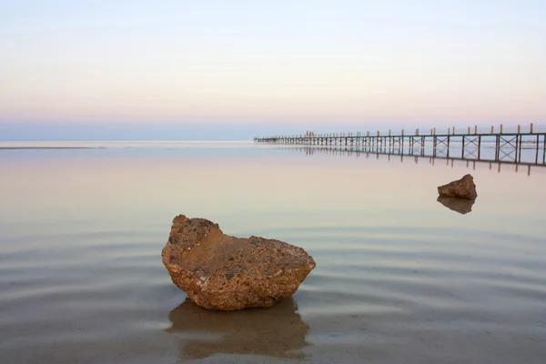 Pedras na água na praia — Fotografia de Stock