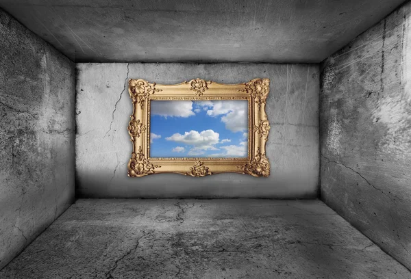 Gouden frame, framing een blauwe hemel van binnen een oude vuile kamer — Stockfoto