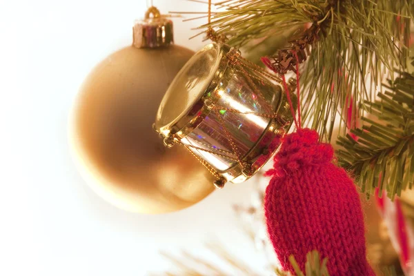 Decorações Bugiganga Natal Penduradas Uma Árvore — Fotografia de Stock