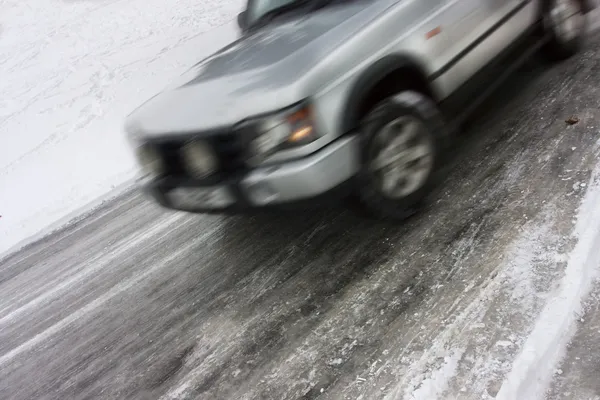 在冰上打滑的银 轮驱动车 — 图库照片