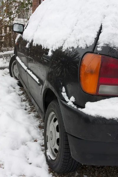 Achteraanzicht Van Een Kleine Zwarte Auto Bedekt Met Sneeuw — Stockfoto