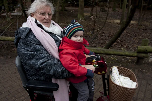 Ältere Dame Fährt Mit Kind Auf Roller — Stockfoto