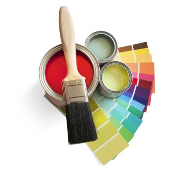 renkli renk örnekleri ve paint pot ve beyaz zemin üzerine boya fırçası