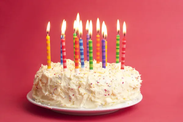 Születésnapi torta, piros háttér — Stock Fotó