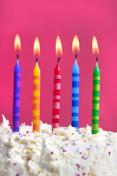 Candele di compleanno su una torta — Foto Stock