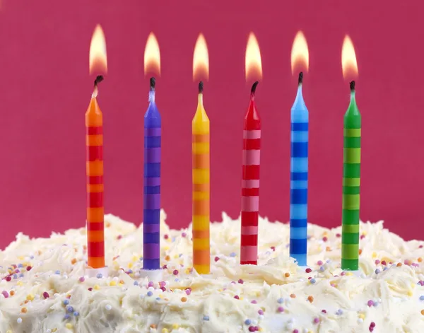Verjaardagstaart met kaarsen — Stockfoto