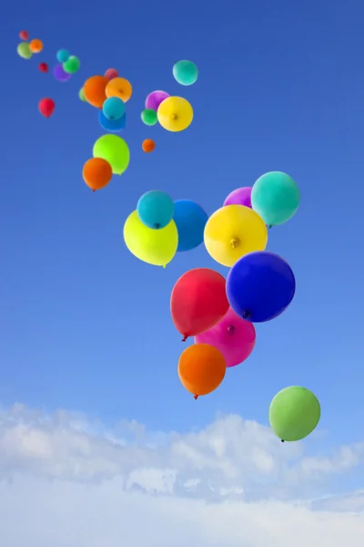 Lots of coloured balloons flying into the sky — Stockfoto