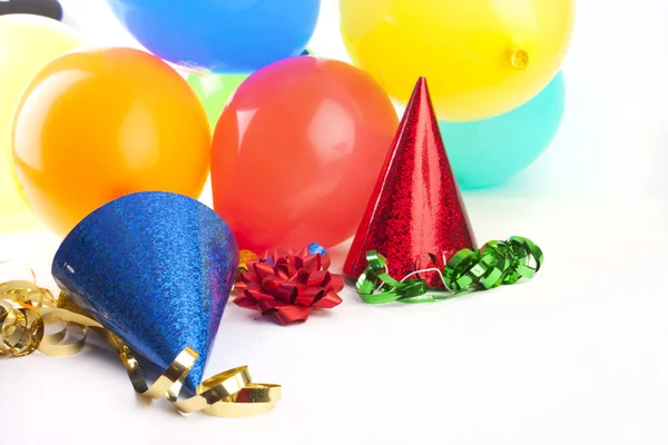 Hög nyckel skott av partyhattar och ballonger — Stockfoto