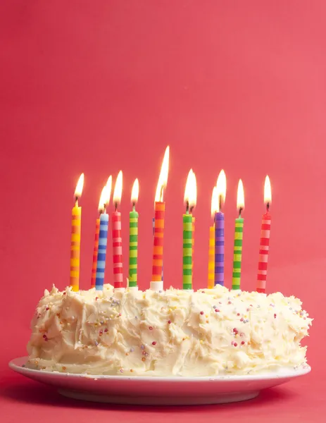 De cake van de kindverjaardag op rode achtergrond — Stockfoto