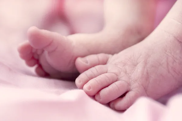 Baby meisjes voeten — Stockfoto