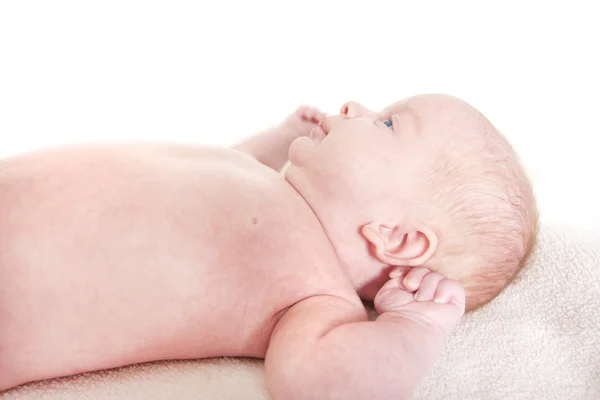 Nieuw geboren babymeisje liggen — Stockfoto