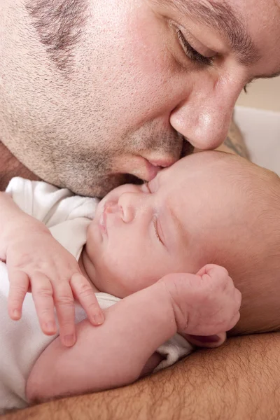 Papa kussen pasgeboren baby — Stockfoto