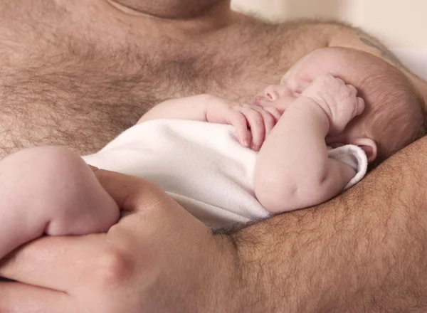 Newborn baby asleep in fathers arms — Stock Photo, Image