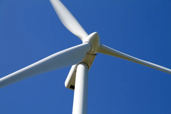 Turbina eólica bajo cielo azul claro —  Fotos de Stock