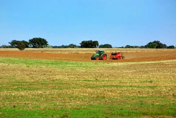 Traktor auf portugiesischem Feld. — Stockfoto