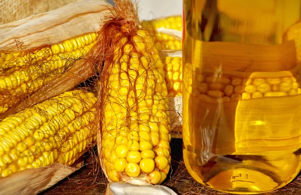 Żółta kukurydza i olej. — Zdjęcie stockowe