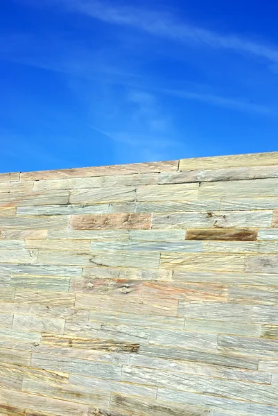 Кам'яні стіни фон і блакитне небо . — стокове фото