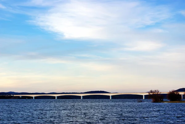Most v jezera alqueva. — Stock fotografie