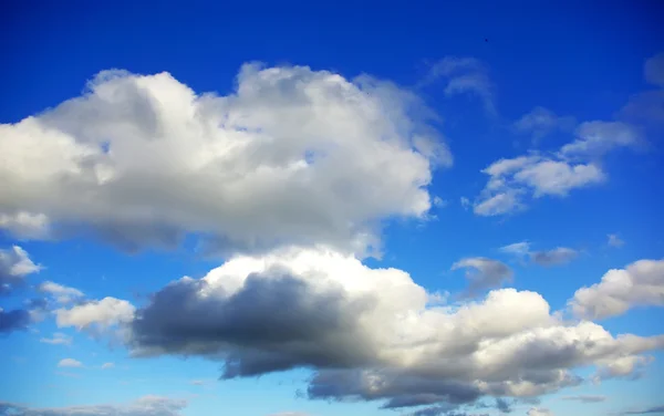 Moln i blå himmel bakgrund. Royaltyfria Stockfoton