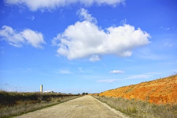 古い道とポルトガル フィールドの雲 — ストック写真