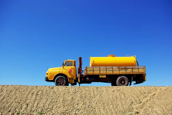 Oude gele vrachtwagen. — Stockfoto