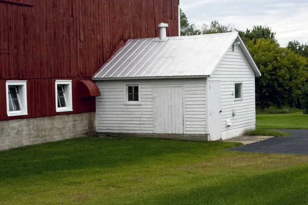 Mléko dům a stodola — Stock fotografie