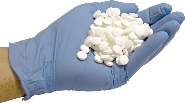 Handfull de comprimidos isolados — Fotografia de Stock