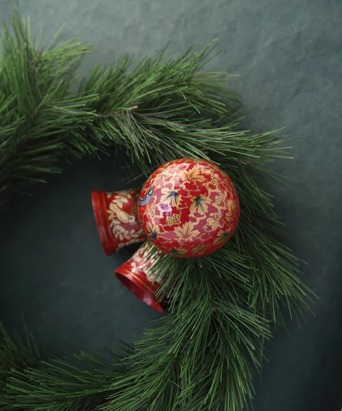Bemalte Ornamente auf einem Kranz — Stockfoto