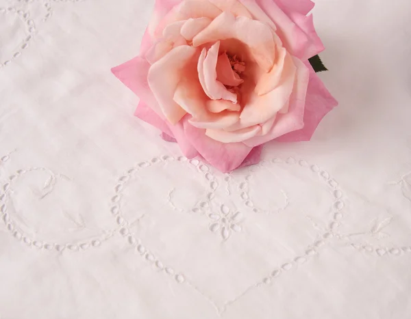 Rosa e coração de ilhó — Fotografia de Stock